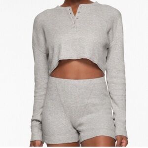SKIMS Cotton Rib Crop Henley Long Sleeve Top – Light Heather Grey (XS)